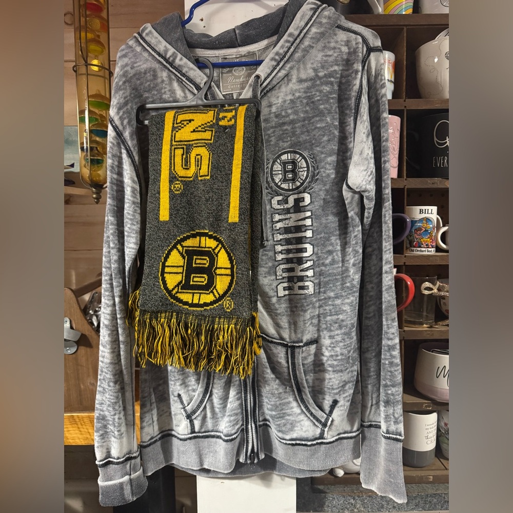 Women’s Boston Bruins Hockey Hooded Zip Up Sweatshirt size XL and scarf set